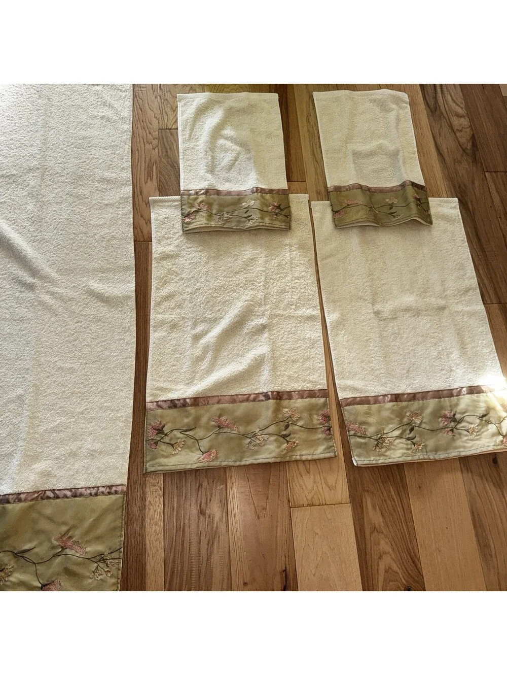 NOS Whole Home Bath Towel Set Floral Embroidered 5-piece Ivory Green Cotton